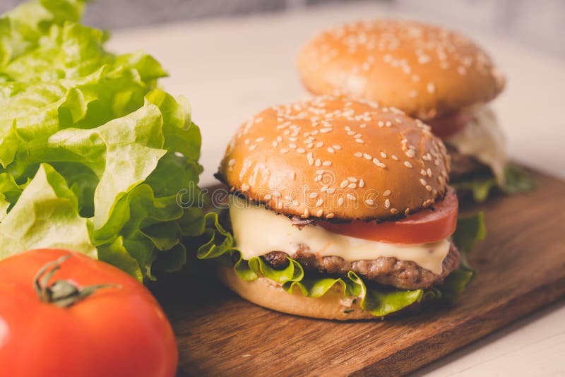 Ð amburger或三明治在包装纸 可口三明治汉堡包用肉、乳酪和新鲜蔬菜 免版税库存照片 Ð amburger或三明治在包装纸 可口三明治汉堡包用肉、乳酪和新鲜蔬菜 免版税库存照片